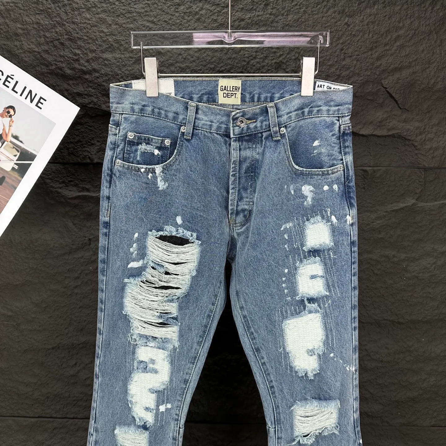 P250 GALLERY DEPT. 2025 New Ripped Holes, Hand-painted and Tangled Couple Style Loose Washed Flare Jeans 🔥High Version🔥High Version🔥 Top Ceiling Quality Styles with different washed textures are very friendly to people with thin legs and thick legs. The straight version is very flattering to the leg shape. Moderate length that never goes out of style, easy and casual to match, basic styling for various styles, a must-have in the wardrobe! The fabric is stiff but also makes the upper body soft without losing texture. The washing process is even more perfect. It is a must-have item for everyone! ! ! Washed wheat, hang tag, pants label, complete with three labels Color: light blue Size: 28, 30, 32, 34, 36 (five sizes)
